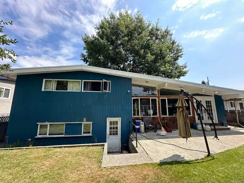 10939 146 STREET - photo 3 of 4