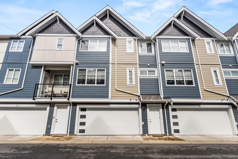 31 5377 8A AVENUE - photo 1 of 25