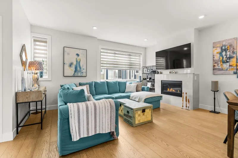 31 5377 8A AVENUE - photo 3 of 25