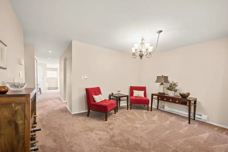201 9310 KING GEORGE BOULEVARD - photo 4 of 22