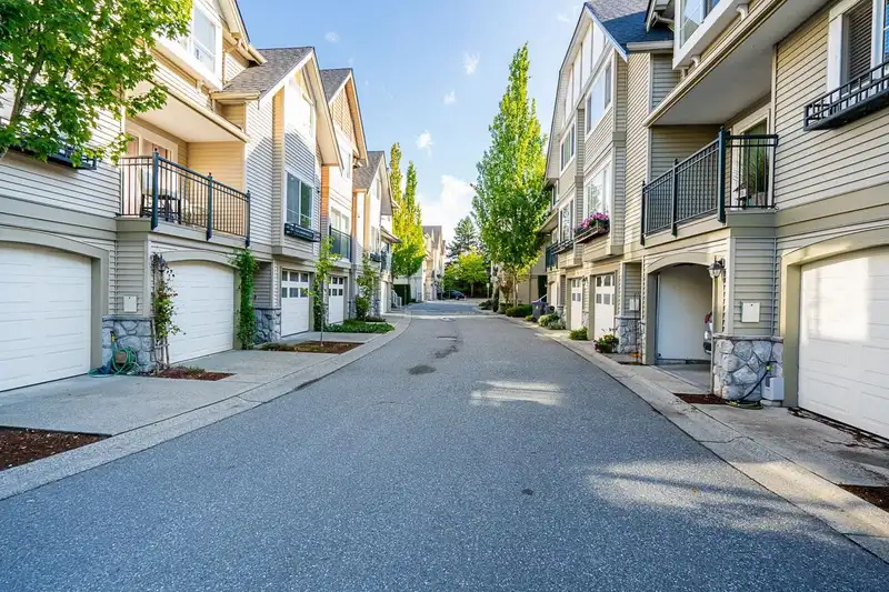 23 15488 101A AVENUE - photo 2 of 38