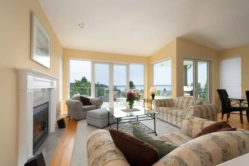 1168 ESQUIMALT AVENUE - photo 4 of 40