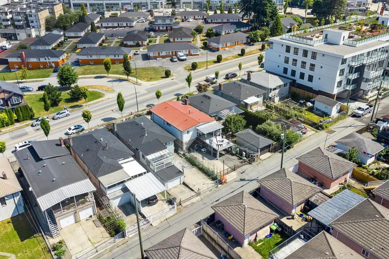 2380 E 33RD AVENUE - photo 3 of 8