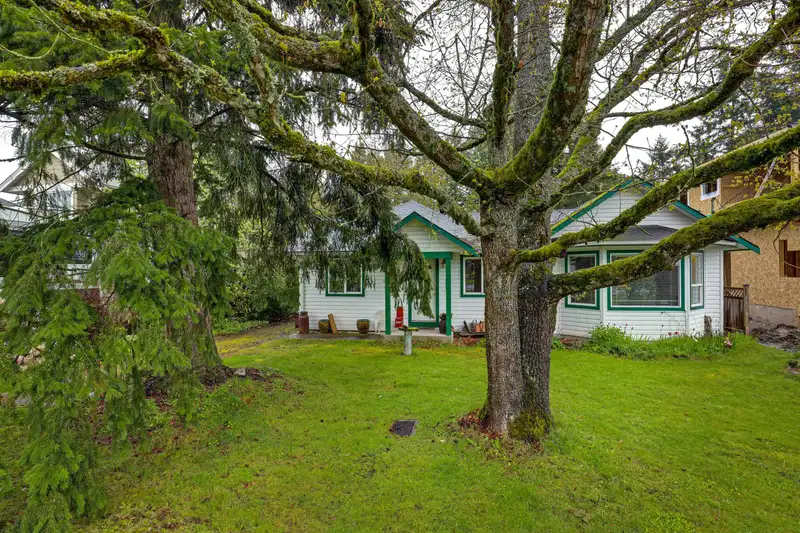 1560 160A STREET - photo 3 of 24