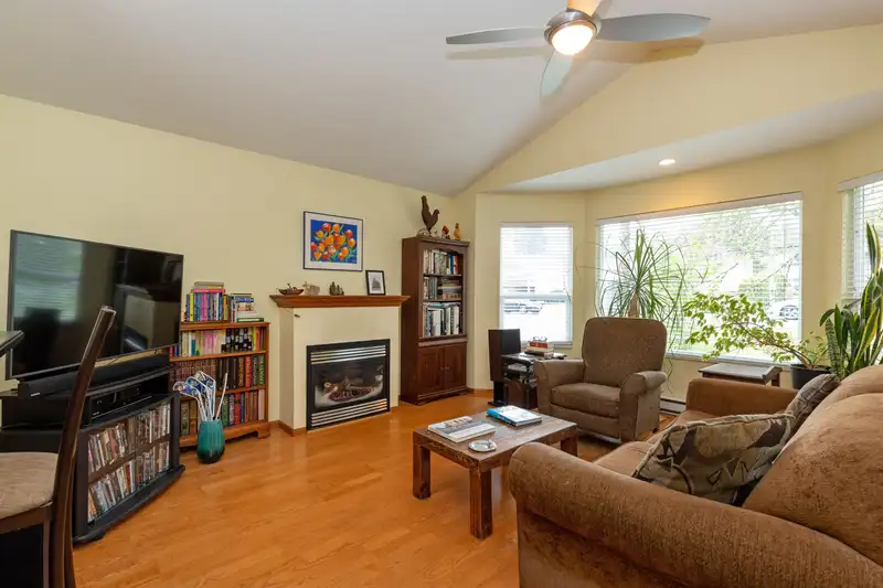 1560 160A STREET - photo 4 of 24