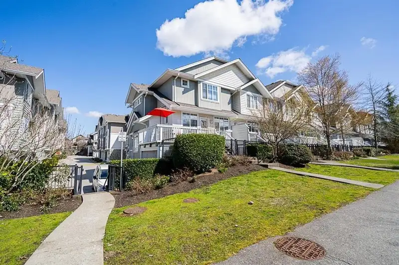 32 19480 66 AVENUE - photo 1 of 35