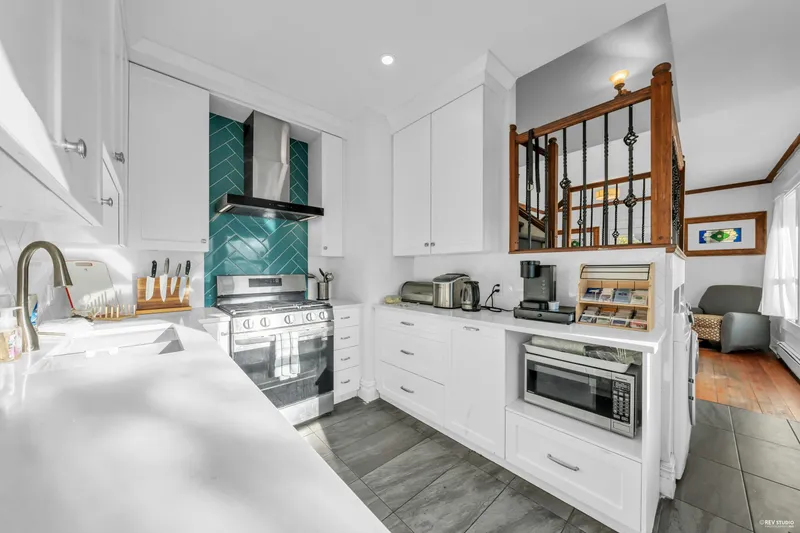 237 SANDRINGHAM AVENUE - photo 1 of 25