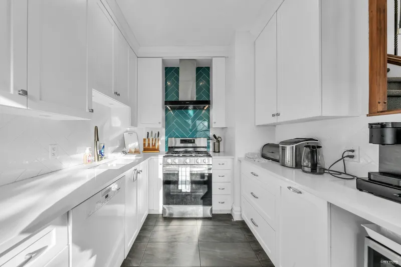 237 SANDRINGHAM AVENUE - photo 2 of 25