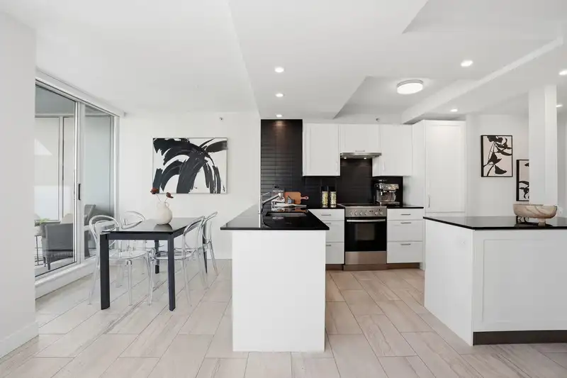 3206 1495 RICHARDS STREET - photo 3 of 37