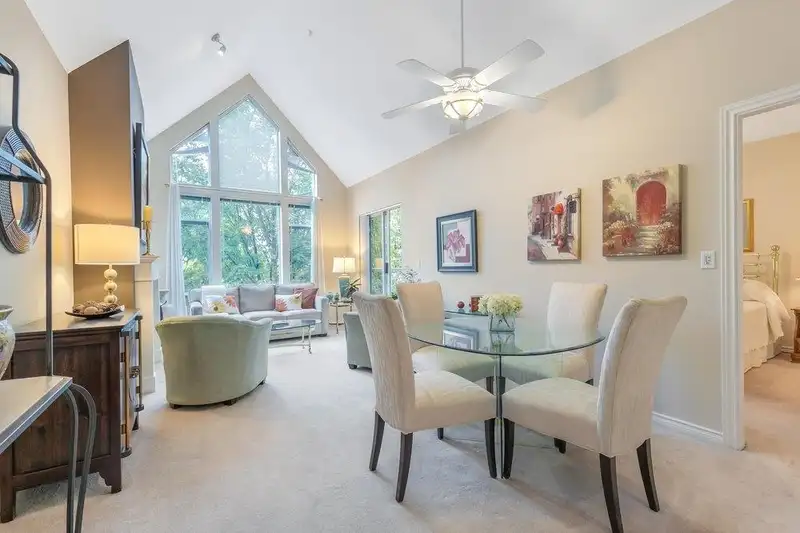 302 678 W QUEENS ROAD - photo 2 of 20
