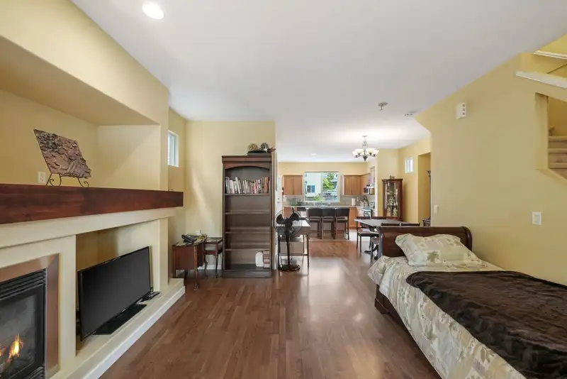 15130 62 AVENUE - photo 4 of 29