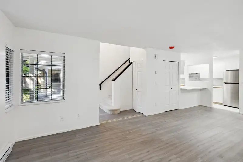 2 355 DUTHIE AVENUE - photo 4 of 28