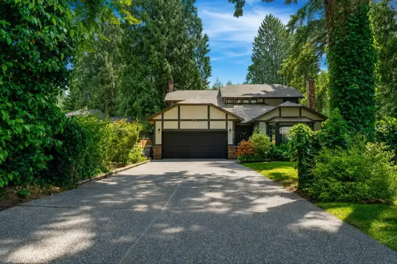 820 SEYMOUR BOULEVARD - photo 1 of 24
