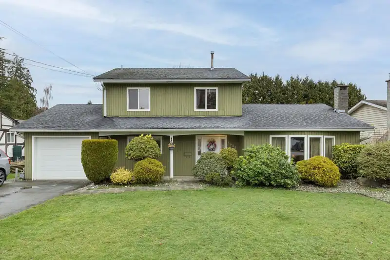 5045 10A AVENUE - photo 1 of 28