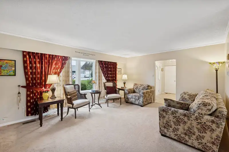 5045 10A AVENUE - photo 4 of 28