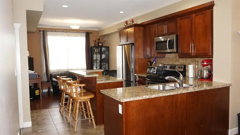 49 16355 82ND AVENUE - photo 4 of 12