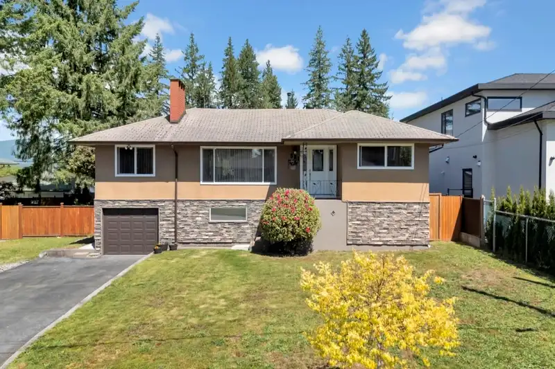 981 GROVER AVENUE - photo 2 of 40