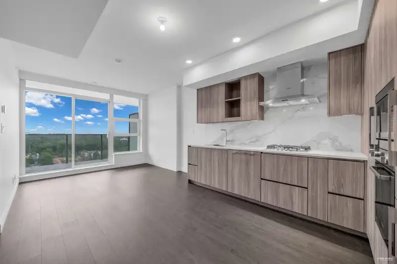 2703 13768 100 AVENUE - photo 1 of 33