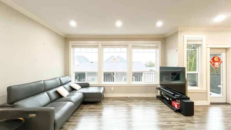 101 910 DELESTRE AVENUE - photo 3 of 25