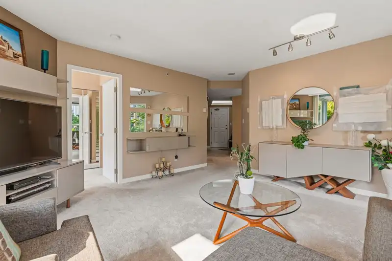 203 13353 108 AVENUE - photo 3 of 34
