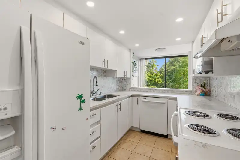 203 13353 108 AVENUE - photo 4 of 34