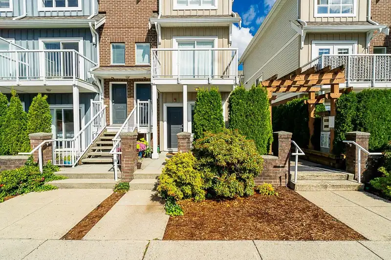 401 1661 FRASER AVENUE - photo 2 of 31