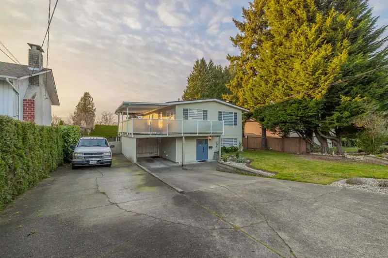 8643 112 STREET - photo 3 of 40