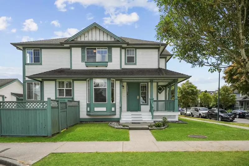 18568 64B AVENUE - photo 3 of 24