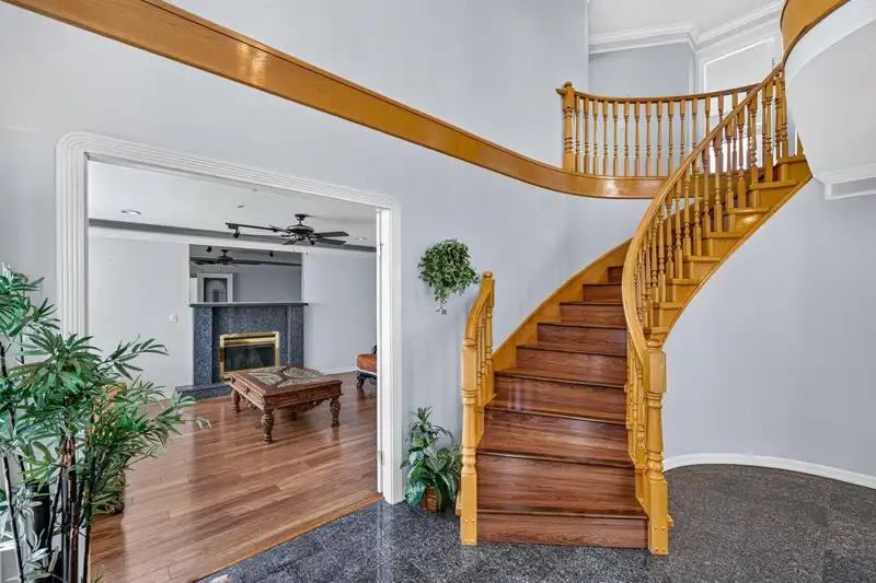 1033 E 39TH AVENUE - photo 3 of 37