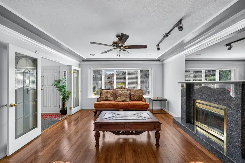 1033 E 39TH AVENUE - photo 4 of 37
