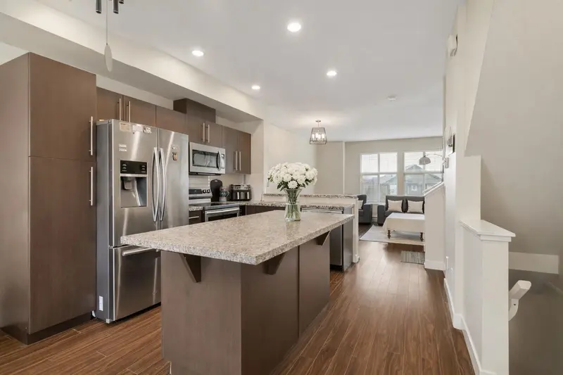 7 18211 70 AVENUE - photo 1 of 25