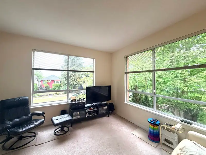 402 360 E 36TH AVENUE - photo 1 of 12