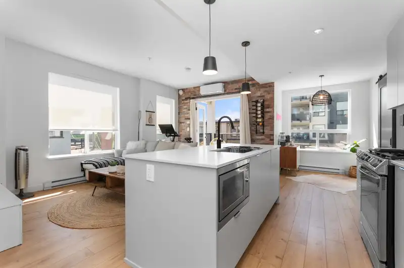 209 2493 MONTROSE AVENUE - photo 1 of 30