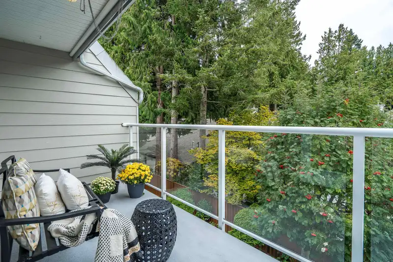 304 13959 16 AVENUE - photo 2 of 33