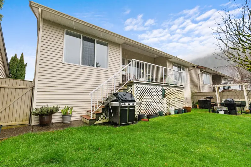 9 349 WALNUT AVENUE - photo 4 of 25