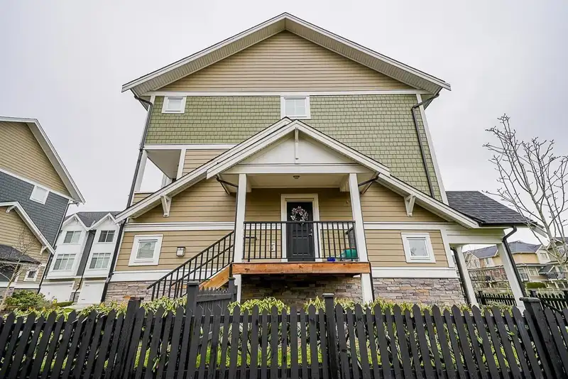 8 7374 194A STREET - photo 3 of 37