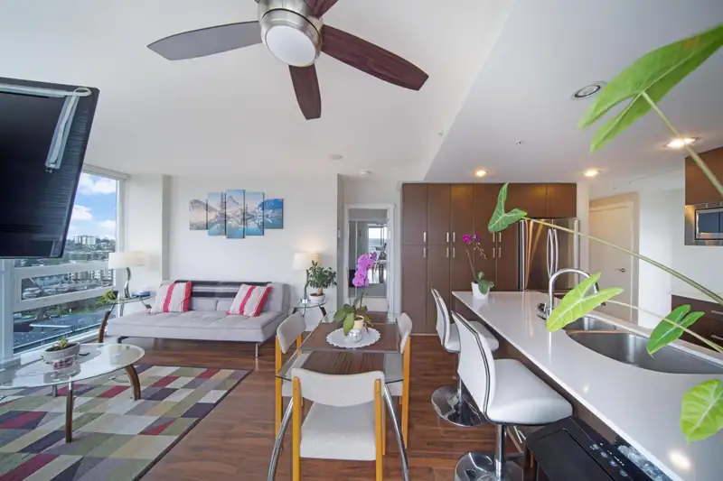2104 125 COLUMBIA STREET - photo 2 of 32