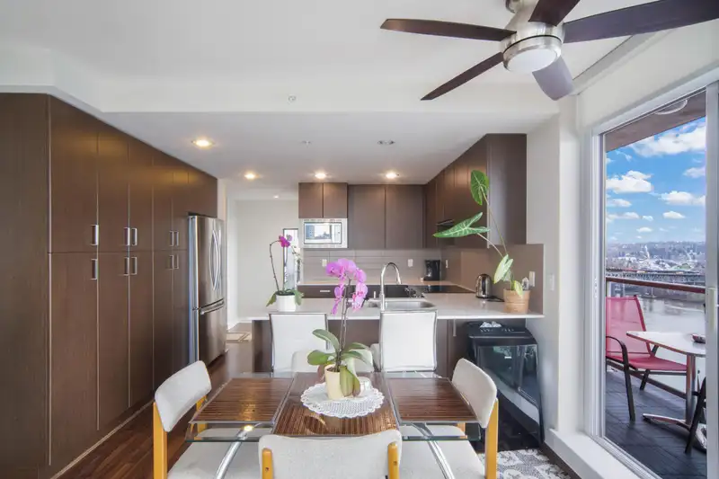 2104 125 COLUMBIA STREET - photo 3 of 32