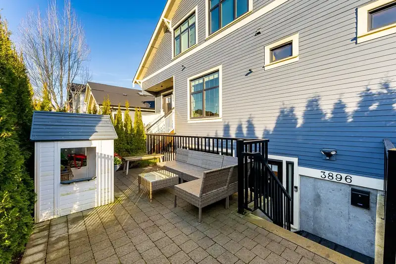 3896 WELWYN STREET - photo 2 of 15