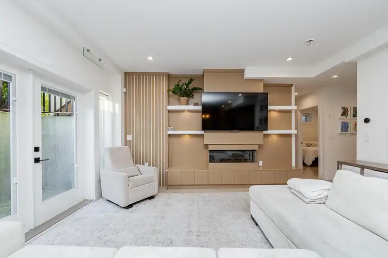 3896 WELWYN STREET - photo 3 of 15