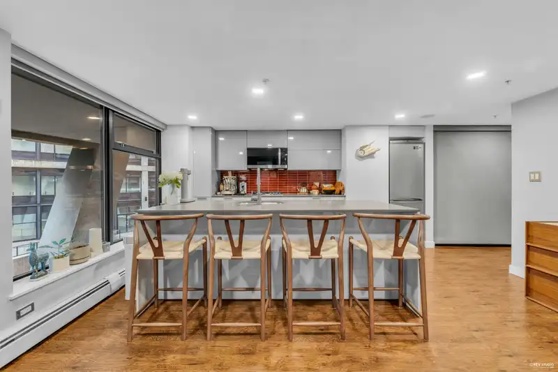 605 128 W CORDOVA STREET - photo 2 of 21