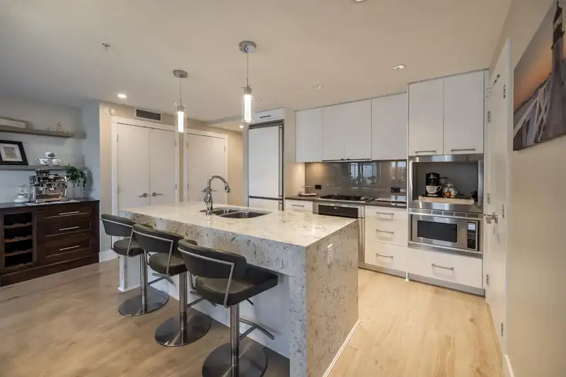 204 15152 RUSSELL AVENUE - photo 4 of 40