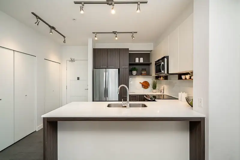 313 553 FOSTER AVENUE - photo 4 of 30