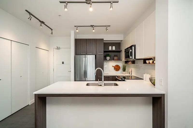 313 553 FOSTER AVENUE - photo 4 of 25