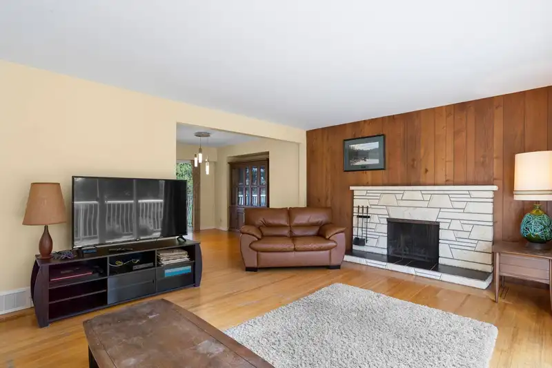 560 GARROW DRIVE - photo 4 of 40