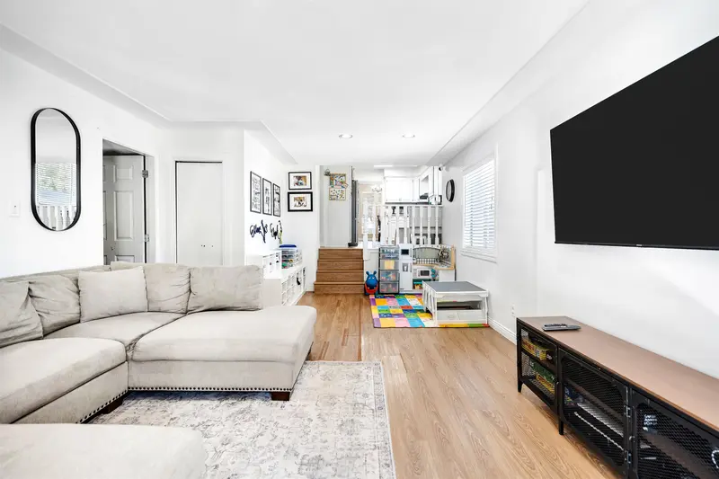 14596 89 AVENUE - photo 2 of 25