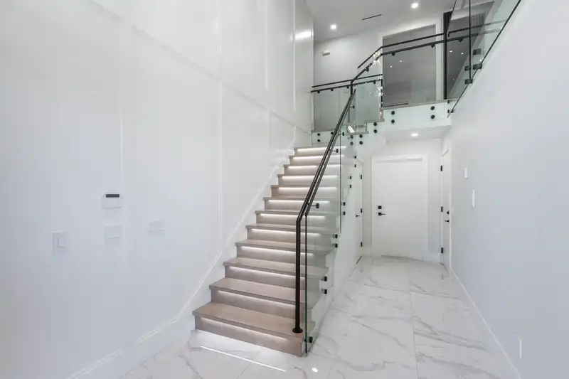 2170 OAKRIDGE CRESCENT - photo 3 of 37