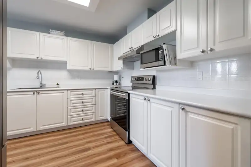 205 9310 KING GEORGE BOULEVARD - photo 4 of 39