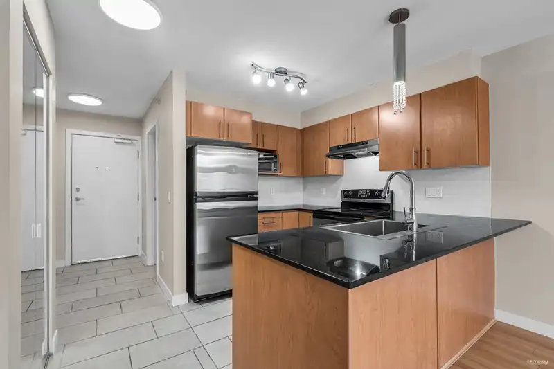 429 1633 MACKAY AVENUE - photo 4 of 16