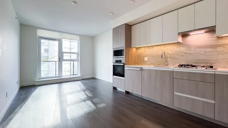 710 6633 BUSWELL STREET - photo 4 of 11